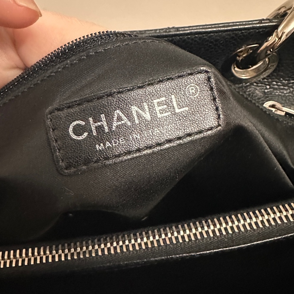 Authentic Chanel Grand Shopping Tote (GST)
Caviar Leather | Silver Hardware π€ - Picture 13 of 16